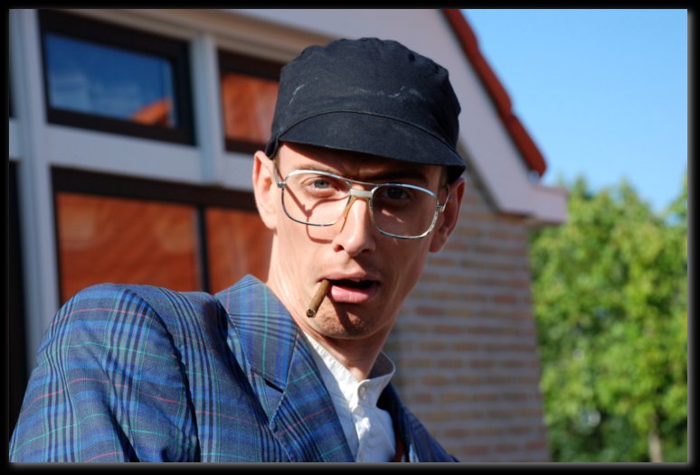 751x502 pixels (63K)